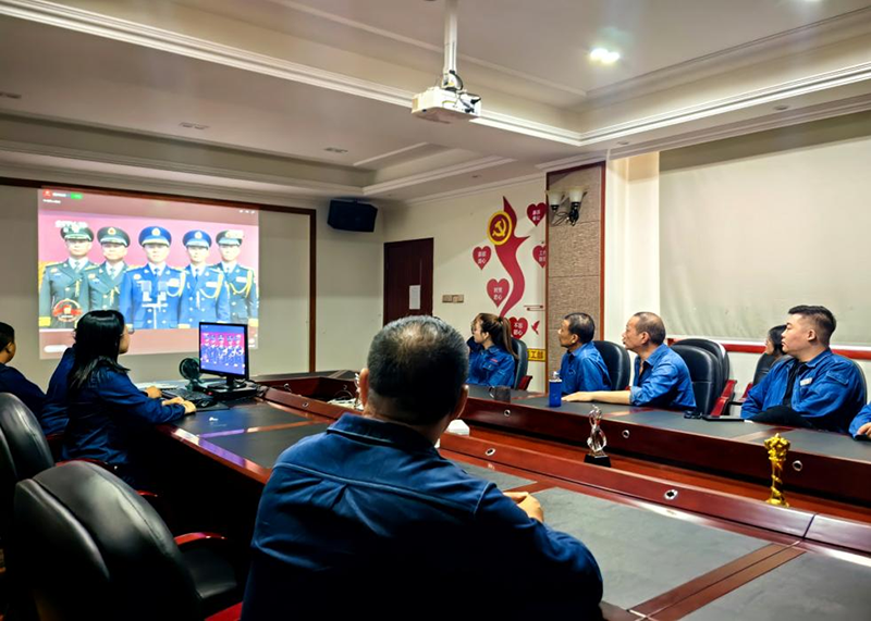  弘旭公司组织观看九三阅兵式，激发爱国热情(图3)