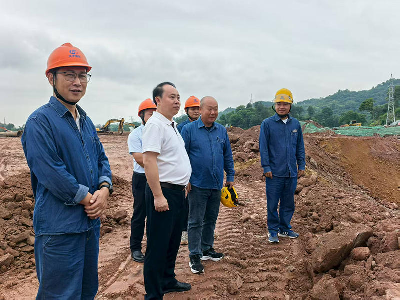 廖廷君到弘旭公司箱涵项目部现场调研指导工作(图1)